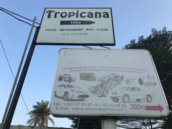 Photographie du panneau indiquant la plage du Tropicana à Libreville
